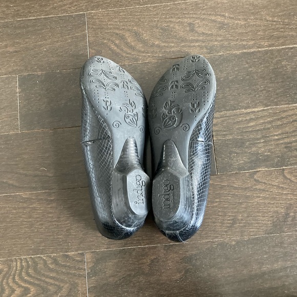 Super Comfy Indigo by Clark’s Black Flats - Picture 3 of 3